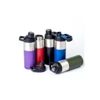 A garrafa magnética que acompanha seu ritmo sem abrir mão do conforto. Com capacidade para 550 ml, feita de aço inoxidável com parede dupla e alça integrada, nossa garrafa térmica se destaca por sua tampa protetora magnética, que ao abri-la fica firm
