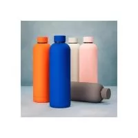 Garrafa térmica em inox 304 com tampa rosqueável e capacidade para até 750 ml. Possui estrutura de parede dupla e vedação a vácuo que permite conservar a temperatura de líquidos por mais tempo. Altura : 25,8 cm Largura : 7,8 cm Circunferência : 24,6 