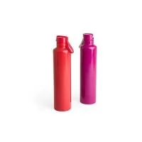 Garrafa térmica de inox 900ml. Contém tampa rosqueável e alça colorida de silicone acoplada na tampa. Altura : 32 cm Largura : 7,6 cm Circunferência : 24 cm Peso aproximado g : 425