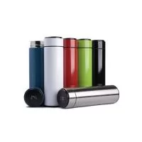 Garrafa térmica em aço inox com parede dupla isolada a vácuo, com capacidade até 450ml. Tampa rosqueável com anel de silicone para vedação. Possui infusor para chás. Display LED com termômetro digital na tampa para indicar a temperatura do líquido. P