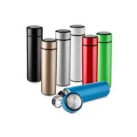 Garrafa térmica em aço inox com parede dupla isolada a vácuo, com capacidade até 450ml com infusor. Tampa rosqueável com anel de silicone para vedação. Conserva líquido quente por até 12 horas e líquido frio até 18 horas Produto indicado para viagens