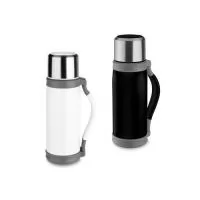Garrafa térmica em aço inox com parede dupla isolada a vácuo, com capacidade de até 1,2l. Além de garantir a temperatura ideal do líquido por horas, é muito fácil de ser transportada por sua alça lateral que torna o uso desse potente recipiente muito