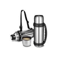 Garrafa térmica em aço inox com parede dupla isolada a vácuo, com capacidade de até 1,2l. Além de garantir a temperatura ideal do líquido por horas, é muito fácil de ser transportada por sua alça lateral que torna o uso desse potente recipiente muito