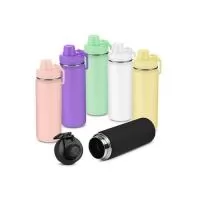 Garrafa em aço inox com capacidade de até 780 ml. Tampa rosqueável, mosquetão em plástico e anel de silicone para vedação. Design com frisos na tampa e pintura pó.