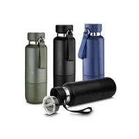 Garrafa térmica em aço inox com parede dupla isolada a vácuo com acabamento na parte externa em tinta pó. Capacidade de 500ml e cordão tipo mosquetão. Tampa rosqueável, vedada por um anel de silicone. Possui copo adicional rosqueável na parte inferio