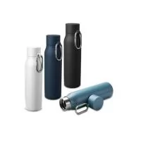 Garrafa térmica em inox 304 com pintura eletrostática e capacidade para até 550 ml. Possui estrutura de parede dupla e vedação a vácuo, permitindo a conservação de temperatura de líquidos por mais tempo. Conta com tampa em plástico PP com mosquetão r