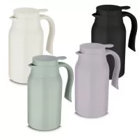 Garrafa Térmica com parede dupla em aço inox, alça e tampa plástica com vedação em silicone, possui sistema corta-pingo. Dimensão Produto: 21,5xø10,5cm Peso do Produto: 0,389kg
