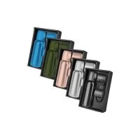Garrafa térmica em aço inox de parede dupla com capacidade de até 500ml. Acompanha 3 copos térmicos, um deles já acoplado na garrafa, como tampa. Dimensão Produto: 23xø7 cm Garrafa Dimensão Produto: 5,7xø6,1 cm Copo Peso do Produto: 0,424kg Embalagem