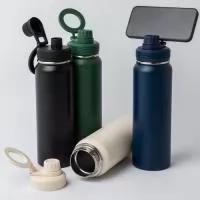 Descrição: Agora ficou fácil aproveitar bebidas na temperatura ideal, gravar vídeos e assistir a séries. Com a Garrafa Térmica de 850ml em inox 304, é possível utilizá-la como tripé através de sua alça flexível, segura e magnética integrada à tampa. Basta posicionar o celular (compatível a partir do iPhone 12º geração) na alça e aproveitar. Além disso, sua tampa plástica rosqueável também possui uma proteção para o bocal, e sua alça versátil facilita o manuseio da garrafa térmica durante as caminhadas. Acompanha disco metálico com verso autocolante para celulares que não possuem compatibilidade magnética.  Altura :  27,3 cm  Largura :  7,9 cm  Circunferência :  25,2 cm