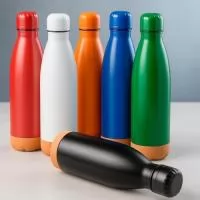 Descrição: Garrafa térmica feita em inox com fundo em cortiça, tampa de plástico rosqueável e capacidade máxima de até 500ml. Apresenta estrutura de parede dupla e vedação a vácuo, o que permite a manutenção da temperatura de líquidos por mais tempo.  Altura :  27,5 cm  Largura :  7,1 cm  Circunferência :  22,2 cm