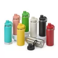 Garrafa Térmica Inox 550ml Personalizada com Alça para Transporte | Fabricação Própria Garrafa Térmica Personalizada 550ml – Tecnologia, Estilo e Durabilidade para Valorizar sua Marca  A Garrafa Térmica Inox 550ml Personalizada é uma excelente opção para empresas que desejam oferecer um brinde útil, moderno e de alto valor percebido. Fabricada em inox de alta qualidade com pintura eletrostática premium, combina resistência, elegância e excelente desempenho térmico para o uso diário.  Sua estrutura de parede dupla com isolamento a vácuo permite conservar bebidas quentes ou frias por muito mais tempo, proporcionando praticidade em ambientes corporativos, viagens, academias, atividades ao ar livre e no dia a dia. Possui tampa rosqueável em plástico resistente, protetor higiênico para o bocal e alça retangular integrada, que facilita o transporte e garante maior conforto ao usuário.  Com design contemporâneo e acabamento sofisticado, esta garrafa oferece ampla área para personalização, tor