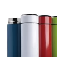 Garrafa Térmica Inox 500ml com Display LED e Termômetro Digital Personalizada | Fabricação Própria Garrafa Inteligente Personalizada 500ml com Termômetro Digital e Infusor  A Garrafa Térmica Inox 500ml com Display LED é a combinação perfeita entre tecnologia, praticidade e sofisticação. Desenvolvida para quem busca inovação no dia a dia, ela possui termômetro digital integrado na tampa com visor LED touch, permitindo visualizar instantaneamente a temperatura da bebida sem a necessidade de abrir a garrafa.  Fabricada em inox com parede dupla e isolamento térmico, mantém bebidas quentes ou frias por muito mais tempo, proporcionando maior conforto e praticidade durante o trabalho, viagens, academia, estudos ou atividades ao ar livre.  Seu infusor interno removível permite preparar chás, águas aromatizadas e bebidas infusionadas com frutas ou ervas, tornando a experiência ainda mais completa. Com design moderno e acabamento premium, esta garrafa é um excelente brinde corporativo de alto va