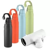 Garrafa térmica de 750 ml com parede dupla em inox (interno 304 / externo 201), pintura a pó e tampa em plástico PP. A tampa é removível e pode ser encaixada na alça.
