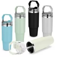 Garrafa térmica em aço inox com parede dupla isolada a vácuo, com capacidade de 850ml e conta com uma pintura a pó. Tampa rosqueável com e anel de silicone para vedação. Alça  de transporte em plástico. Permite-se hidratar por canudo ou bico. Conserva líquidos : ??8 horas ??12 horas