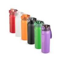 Garrafa térmica em inox SUS 304. Conta com estrutura de parede dupla e vedação a vácuo, ajudando a conservar a temperatura dos líquidos por mais tempo. Possui sistema de canudo com acionamento e dois modos de uso para beber, sendo um deles através da abertura principal e outro por meio do bico em plástico polipropileno (PP) integrado à tampa. Sua tampa é rosqueável em plástico, com protetor para o bocal e para o bico suporte do canudo, além de trava de segurança que impede a abertura do proteto