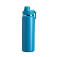 Garrafa térmica feita em inox com pintura eletrostática e capacidade de até 750ml. Possui estrutura em parede dupla e isolamento a vácuo, o que permite manter a temperatura de líquidos conservada por mais tempo. Conta ainda com tampa rosqueável em plástico, protetor para o bocal e alça retangular para transporte.