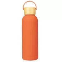  Garrafa térmica em inox com pintura emborrachada e capacidade para até 500ml. Possui estrutura de parede dupla e vedação a vácuo que permite conservar a temperatura de bebidas por mais tempo, além de tampa rosqueável em bambu com alça plástica para transporte.