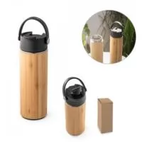 Garrafa térmica em aço inox e bambu, de parede dupla isolada a vácuo. Possui tampa em PP com sistema flip top para fácil abertura e alça que facilita o transporte. Capacidade até 440 mL. Preserva as bebidas quentes por 8 horas e as bebidas frias por 24 horas. Fornecida em caixa presente de papel kraft reciclado. Certificação EU Food Grade. A cor e o resultado da impressão nos materiais naturais pode variar entre produtos. ø70 x 222 mm