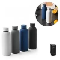 Garrafa térmica em aço inox 36% reciclado com parede dupla isolada a vácuo e tampa em aço inox. Parede com acabamento emborrachado dando um toque sofisticado. Capacidade até 550 mL. Fornecida em caixa presente. Certificação EU Food Grade. ø70 x 220 mm | Caixa: 76 x 76 x 225 mm
