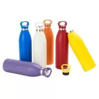 Garrafa térmica com capacidade máxima de 750ml. Possui estrutura de parede dupla com interior em inox 304 e exterior em inox 201 com pintura eletrostática. Conta com tampa rosqueável em inox 201, parte interna e alça fixa em plástico polipropileno (PP), além de base em borracha termoplástica (TPR) antiderrapante. Gravação da logomarca a laser já incluso.