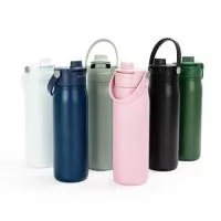 Garrafa térmica com capacidade máxima de 700ml. Possui estrutura de parede dupla com interior em inox 304 e exterior em inox 201 com pintura eletrostática. Apresenta tampa rosqueável em plástico polipropileno (PP) com protetor para o bico, detalhe no topo e anel de vedação silicone, além de entrada interna para canudo e tampa fixa em borracha termoplástica (TPR). Acompanha canudo plástico para encaixe interno. Gravação da logomarca em 1 cor já incluso.