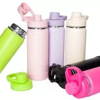 Garrafa térmica em inox com pintura eletrostática e capacidade de até 550ml. Mantém a temperatura de líquidos por mais tempo graças à estrutura de parede dupla e ao isolamento a vácuo. Possui tampa plástica rosqueável com protetor de bocal e alça fixa. Acompanha protetor removível em silicone para a base.