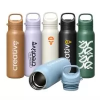 A Garrafa Térmica Personalizada de 600 ml combina praticidade, resistência e um visual moderno. Confeccionada em aço inox 304 com acabamento fosco, possui formato alongado e tampa com acionamento por botão, que facilita a abertura do bocal para consumo.  O aço inox 304 é considerado uma das melhores opções de inox para produtos de uso diário, pois oferece alta durabilidade e excelente resistência à corrosão e à ferrugem. A alça integrada à tampa facilita o transporte, tornando a garrafa uma ótima opção para eventos, ações promocionais, kits corporativos e presentes personalizados.  Características: Material: aço inox 304, durável e resistente à corrosão; Capacidade: aproximadamente 600 ml; Tampa plástica com abertura por botão e alça integrada; Acabamento fosco; Dimensões: 316 mm de altura, bocal de Ø55 mm e base de Ø85 mm.  Importante: As imagens apresentadas no site são meramente ilustrativas e podem apresentar variações de tonalidade e intensidade em relação ao produto real. Cada em