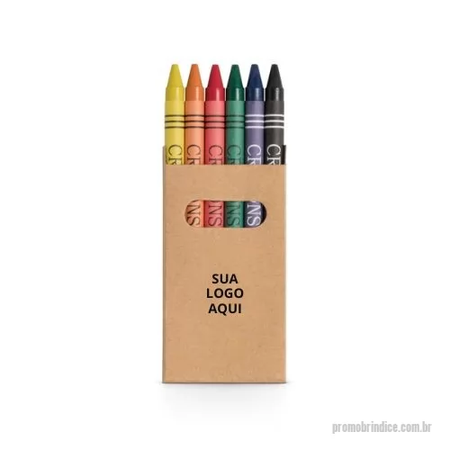 Giz de cera personalizado - A Caixa de Papel Kraft Reciclado com 6 gizes de cera é uma opção prática, sustentável e educativa, ideal para uso escolar, eventos corporativos ou como lembrança promocional. Produzida em material reciclado, é compacta e fácil de transportar, tornando-se um brinde criativo e ecológico. Produto certificado de acordo com a portaria Inmetro nº423 de 8/out/2021, garantindo qualidade e segurança.  Dimensões:  Caixa: 53 x 92 x 9 mm