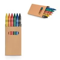 Caixa de papel kraft reciclado com 6 gizes de cera. Produto certificado de acordo com a portaria Inmetro nº423 de 8/out/2021. 53 x 92 x 9 mm