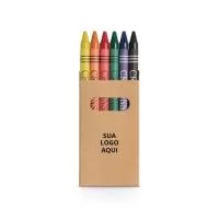A Caixa de Papel Kraft Reciclado com 6 gizes de cera é uma opção prática, sustentável e educativa, ideal para uso escolar, eventos corporativos ou como lembrança promocional. Produzida em material reciclado, é compacta e fácil de transportar, tornando-se um brinde criativo e ecológico. Produto certificado de acordo com a portaria Inmetro nº423 de 8/out/2021, garantindo qualidade e segurança.  Dimensões:  Caixa: 53 x 92 x 9 mm