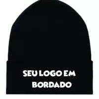 TOUCA GORRO EM LÃ UNISSEX  Uma ótima pedida para os dias mais frios. Confeccionados em tricot. Malha de composição 100% Acrílica. Modelo clássico, que garante um visual mais estiloso, além de proporcionar conforto e looks mais aquecidos para o dia a dia. **Usado para compor uniformes de trabalho. **Muito pedido como opção de brindes para empresas e eventos.  *Personalização somente na dobra, na parte da frente do gorro. -Medida do bordado: Largura: até 9 cm / Altura: Até 4cm *No Máximo 2 cores no desenho. *Não é possível fazer degradê. *Não fazemos Logos com fundo preenchido. (ESCUDO) *Detalhes muito pequenos podem não destacar no bordado.  Medidas do gorro: Largura: 17-20cm Altura: 25cm (Sem dobrar)  **IMPORTANTE** -As medidas podem ter variações para mais ou para menos, devido a elasticidade que a malha tem.  - A cor pode sofrer alteração devido a iluminação da tela e em algumas vezes pode ter diferença de lote de fabricação, mas no kit procuramos sempre selecionar as mesmas tonalida