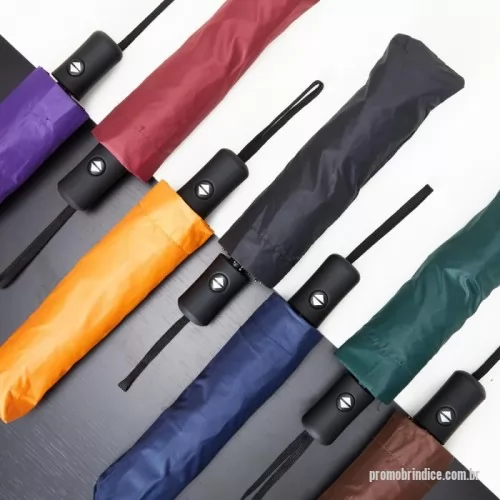 Guarda chuva personalizada - Guarda-chuva automático de nylon com proteção UV, tecido interno em vinil. Com estrutura em aço e 8 varetas em fibra de vidro, possui pegador plástico com botão de ação e alça de nylon. Acompanha capa protetora.