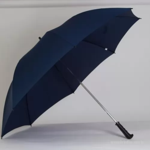 Guarda chuva personalizada - Guarda-chuva modelo portaria personalizado Material: Tecido Pongee, armação de fibra de carbono e varão de ferro niquelado e cabo resinado. Cores: Azul royal, azul marino, azul com branco, branco, cinza, prata com preto, preto, verde, vermelho e vinho. Dimensões aberto: 1,31 m (Diâmetro) e 1,50 m (Envergadura). Detalhes: Modelo portaria (recepção/tamanho família) manual, cabo com curvas                   anatômicas, tecido de secagem rápida resistente a manchas e mofo.