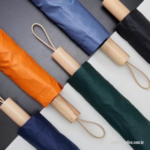 Guarda chuva personalizada - Guarda chuva Personalizada 05045 com sua logomarca. 20 anos ajudando a cotar Brindes Promocionais com várias empresas num único clique. Guarda-chuva manual de nylon com impacto impermeável e proteção UV, tecido interno em vinil. Com 8 varetas e estrutura em aço, possui botão de abertura e pegador de madeira com alça de nylon. Acompanha capa protetora.Guarda-chuva manual de nylon com impacto impermeável e proteção UV, tecido interno em vinil. Com 8 varetas e estrutura em aço, possui botão de abertura e pegador de madeira com alça de nylon. Acompanha capa protetora.Guarda chuva Personalizada, 151333, Elembrancas. Clique e Cote no Portal PromoBríndice!