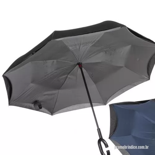 Guarda chuva personalizada - Tecido de nylon impermeável externo (preto) e interno (colorido), possui um mecanismo inovador que permite ao usuário não se molhar ao entrar e sair de ambientes devido sua abertura invertida, quando feito o movimento de fechar as varetas inverterão para cima criando um formato circular impedindo a chuva de alcançar o usuário, assim ele pode “segurar” a chuva enquanto entra/sai de um ambiente e depois basta virar o guarda-chuva para escorrer a água. Seu forro interno também serve para preservação das 8 varetas, evitando seu contato com a água e assim prolongando seu tempo de uso sem enferrujar. Ao impulsionar o fechamento invertido fica mais rápido e prático o modo de secar e ser guardado, pode ser apoiado no chão que permanecerá em pé para escorrer a água. Pegador plástico em formato C, botão acionador vermelho e fita com velcro para lacre. MÚLTIPLO DE 12 UNIDADES, CAIXA MISTA COM 6 PEÇAS DE CADA COR. Tamanho total aproximado (CxL): 80 cm x 9,5 cm – Aberto 107,5 cm Peso aproximado (g)