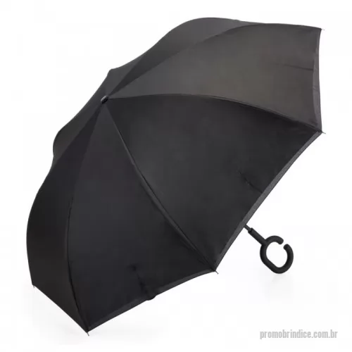 Guarda chuva personalizada - Guarda-chuva invertido com forro interno. Tecido de nylon impermeável preto, possui um mecanismo inovador permitindo que o usuário não se molhe ao entrar e sair de ambientes devido sua abertura invertida, quando feito o movimento para fechar as varetas inverterão para cima criando um formato circular impedindo a chuva de atingir o usuário, podendo “segurar” a chuva enquanto entra/sai de um ambiente e depois virando o guarda-chuva irá escorrer a água. Forro interno para preservação das 8 varetas, evitando contato com a água e assim prolongando seu tempo de uso sem enferrujar. Ao impulsionar o fechamento invertido fica mais rápido e prático o modo de secar e ser guardado, pode ser apoiado no chão que permanecerá em pé para escorrer a água. Pegador plástico fosco em formato C, botão acionador vermelho e fita com velcro(contorno marrom) para lacre.