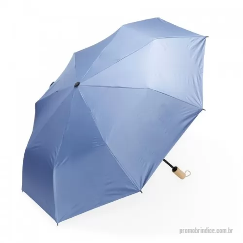 Guarda chuva personalizada - Guarda-chuva manual de nylon com impacto impermeável e proteção UV, tecido interno em vinil. Com 8 varetas e estrutura em aço, possui botão de abertura e pegador de madeira com alça de nylon. Acompanha capa protetora.