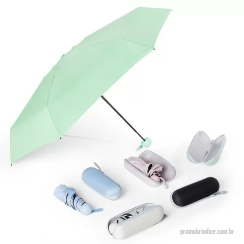 Guarda chuva personalizada - Guarda-chuva manual cápsula em poliéster de impacto impermeável e tecido interno em vinil. Com 6 varetas e estrutura em aço, possui pegador, botão de abertura e alça de Nylon. Acompanha estojo protetor com alça.  Altura :  19 cm  Largura :  4,1 cm  Comprimento :  Diâmetro: 90 cm