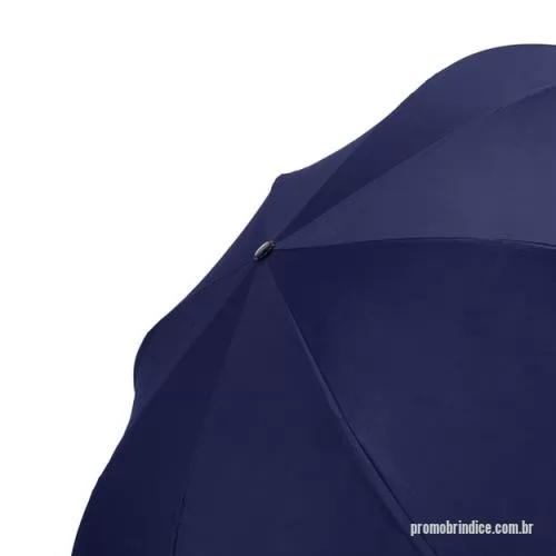 Guarda chuva personalizada - Guarda-chuva invertido com forro interno. Tecido de nylon impermeável preto, possui um mecanismo inovador permitindo que o usuário não se molhe ao entrar e sair de ambientes devido sua abertura invertida, quando feito o movimento para fechar as varetas inverterão para cima criando um formato circular impedindo a chuva de atingir o usuário, podendo “segurar” a chuva enquanto entra/sai de um ambiente e depois virando o guarda-chuva irá escorrer a água. Forro interno para preservação das 8 varetas, evitando contato com a água e assim prolongando seu tempo de uso sem enferrujar. Ao impulsionar o fechamento invertido fica mais rápido e prático o modo de secar e ser guardado, pode ser apoiado no chão que permanecerá em pé para escorrer a água. Pegador plástico fosco em formato C, botão acionador vermelho e fita com velcro(contorno marrom) para lacre.