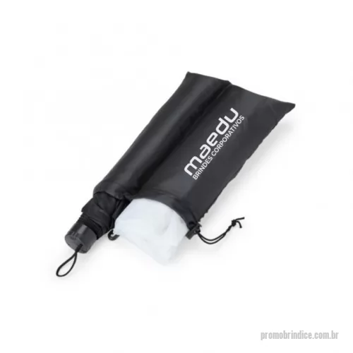 Guarda chuva personalizada - Kit contendo 01 Guarda-Chuva e 01 Capa de Chuva. O Guarda chuva feito de nylon e composto por uma estrutura de 7 varetas de aço, botão de abertura e alça para segurar ou enganchar. Acompanha um saco para armazenamento. A capa de chuva é feita de plástico resistente , contendo uma touca com cordão ajustável e fechamento por botões de pressão. Ambos os itens vêm em um estojo de nylon, com alça ajustável para fechamento seguro e mosquetão para prender em mochilas.