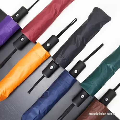 Guarda chuva personalizada - Guarda-chuva automático de nylon com impacto impermeável e proteção UV, tecido interno em vinil. Com estrutura em aço e 8 varetas em fibra de vidro, possui pegador plástico com botão de ação e alça de nylon. Acompanha capa protetora.