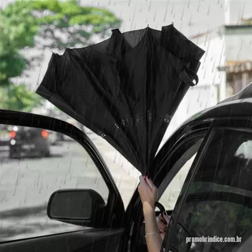 Guarda chuva personalizada - Guarda chuva invertido em nylon preto com forro interno, haste e 8 varetas em metal, pegada revestida em plástico no formato C com abertura manual, e tamanho aproximado de ø1060 x 795 mm.