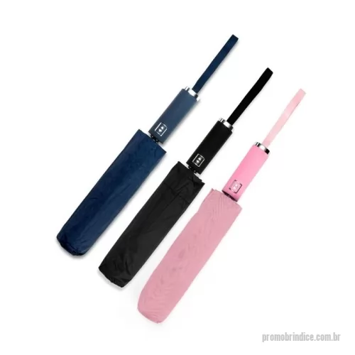 Guarda chuva personalizada -  Guarda-chuva confeccionado em poliéster de impacto impermeável com abertura automática por botão em plástico que, ao ser acionado uma segunda vez, ativa a retração dos gomos, facilitando o fechamento. Possui estrutura com haste em ferro, pegador em polipropileno (PP) com alça de mão em poliéster, 10 varetas em fibra de vidro e ferro com molas amortecedoras. além de faixa para fechamento em velcro. Acompanha capa protetora.
