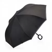 Guarda-chuva invertido com forro interno. Tecido de nylon impermeável preto, possui um mecanismo inovador permitindo que o usuário não se molhe ao entrar e sair de ambientes devido sua abertura invertida, quando feito o movimento para fechar as varetas inverterão para cima criando um formato circular impedindo a chuva de atingir o usuário, podendo “segurar” a chuva enquanto entra/sai de um ambiente e depois virando o guarda-chuva irá escorrer a água. Forro interno para preservação das 8 varetas, evitando contato com a água e assim prolongando seu tempo de uso sem enferrujar. Ao impulsionar o fechamento invertido fica mais rápido e prático o modo de secar e ser guardado, pode ser apoiado no chão que permanecerá em pé para escorrer a água. Pegador plástico fosco em formato C, botão acionador vermelho e fita com velcro(contorno marrom) para lacre. Tamanho total aproximado: Fechado: 79,5 cm x 9,4 cm – Aberto:  ø 106 cm.