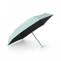 Guarda-chuva manual cápsula em poliéster de impacto impermeável e tecido interno em vinil. Com 6 varetas e estrutura em aço, possui pegador, botão de abertura e alça de Nylon. Acompanha estojo protetor com alça.