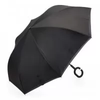Guarda-chuva invertido com forro interno. Tecido de nylon impermeável preto, possui um mecanismo inovador permitindo que o usuário não se molhe ao entrar e sair de ambientes devido sua abertura invertida, quando feito o movimento para fechar as varetas inverterão para cima criando um formato circular impedindo a chuva de atingir o usuário, podendo “segurar” a chuva enquanto entra/sai de um ambiente e depois virando o guarda-chuva irá escorrer a água. Forro interno para preservação das 8 varetas, evitando contato com a água e assim prolongando seu tempo de uso sem enferrujar. Ao impulsionar o fechamento invertido fica mais rápido e prático o modo de secar e ser guardado, pode ser apoiado no chão que permanecerá em pé para escorrer a água. Pegador plástico fosco em formato C, botão acionador vermelho e fita com velcro(contorno marrom) para lacre.