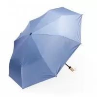 Guarda-chuva manual de nylon com impacto impermeável e proteção UV, tecido interno em vinil. Com 8 varetas e estrutura em aço, possui botão de abertura e pegador de madeira com alça de nylon. Acompanha capa protetora.