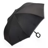 Guarda-chuva invertido com forro interno. Tecido de nylon impermeável preto, possui um mecanismo inovador permitindo que o usuário não se molhe ao entrar e sair de ambientes devido sua abertura invertida, quando feito o movimento para fechar as varetas inverterão para cima criando um formato circular impedindo a chuva de atingir o usuário, podendo segurar a chuva enquanto entra/sai de um ambiente e depois virando o guarda-chuva irá escorrer a água. Forro interno para preservação das 8 varetas, evitando contato com a água e assim prolongando seu tempo de uso sem enferrujar. Ao impulsionar o fechamento invertido fica mais rápido e prático o modo de secar e ser guardado, pode ser apoiado no chão que permanecerá em pé para escorrer a água. Pegador plástico fosco em formato C, botão acionador vermelho e fita com velcro(contorno marrom) para lacre.
