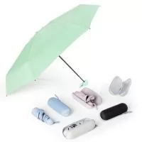 Guarda-chuva manual cápsula em poliéster de impacto impermeável e tecido interno em vinil. Com 6 varetas e estrutura em aço, possui pegador, botão de abertura e alça de Nylon. Acompanha estojo protetor com alça.  Altura :  19 cm  Largura :  4,1 cm  Comprimento :  Diâmetro: 90 cm