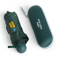 Ofereça proteção e elegância com o Guarda-chuva UPF50+. Com tecido de poliéster impermeável e proteção solar UPF50+, este guarda-chuva manual é ideal para eventos ao ar livre e dias chuvosos. Equipado com 8 varetas e estrutura em aço, possui botão de abertura emborrachado e alça de nylon para praticidade no transporte. Personalize com sua marca e ofereça um brinde que une estilo e funcionalidade. Perfeito para campanhas promocionais e eventos corporativos, este guarda-chuva garantirá que seus clientes se sintam protegidos e valorizados. Garanta já o seu e fortaleça a presença da sua marca com um toque de sofisticação!